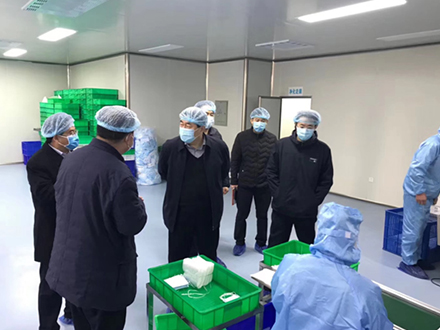 2月9日，高新區領導現場指導防疫物資生產及原材料短缺問題